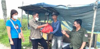 Berbagi dengan Penjual Ikat Pinggang dan Rujak di Pinggir Jalan