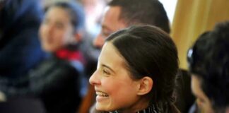 Orangtua dari Ibu Muda yang Dipertimbangkan untuk Menjadi Orang Suci Membagikan Kesaksian yang Kuat pada Pertemuan Keluarga Sedunia