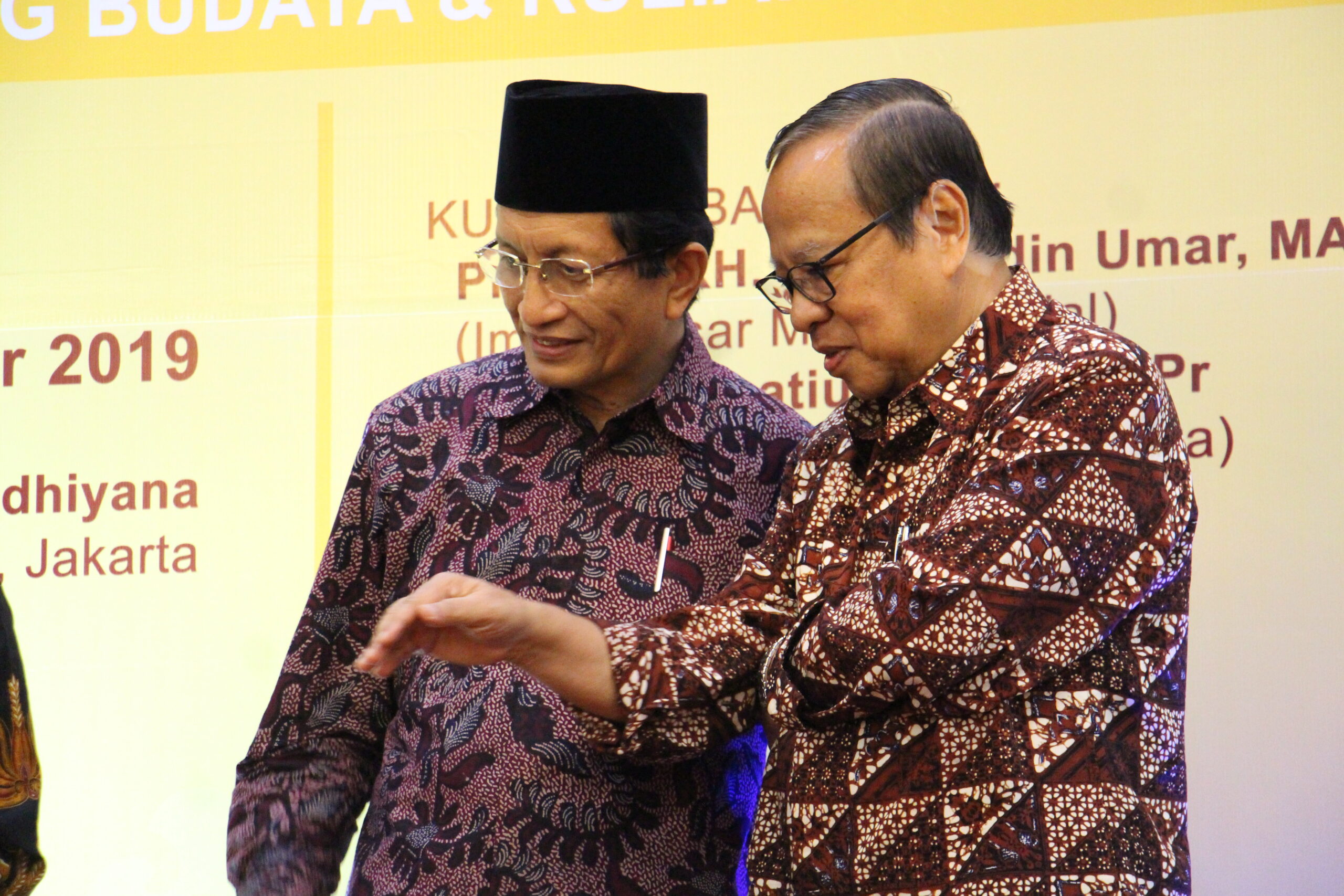 Saat Romo Ignatius Suharyo (tengah) bersiap menuju altar untuk ditahbiskan menjadi Uskup Agung Semarang, 22 Agustus 1997 di Semarang, Jawa Tengah Foto: (Dok. Windiyatmoko MSF)