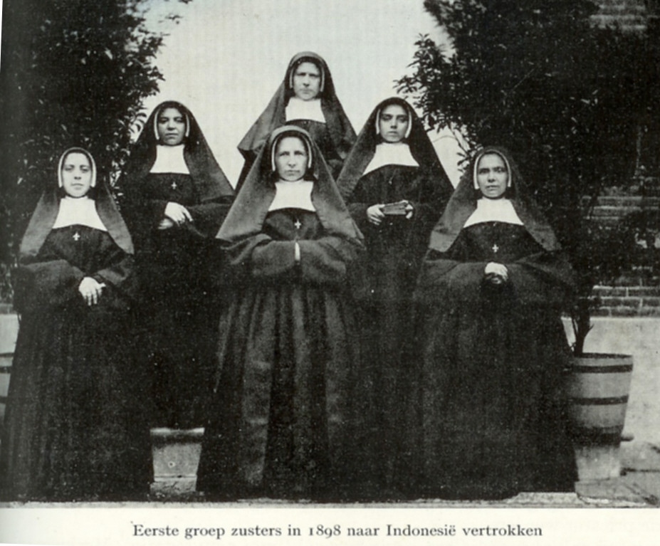 Enam Suster Societas Jesus Maria Joseph dari Belanda yang pertama kali tiba di Indonesia