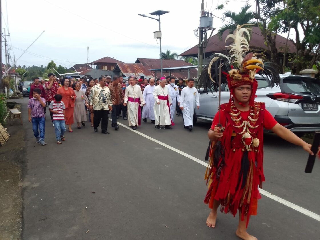 Mandagi Syukuran Pelantikan Uskup Mandagi dan Hidup Membiara Tiga Anggota ...