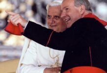 Paus Benediktus XVI dan Kardinal Christoph Schonborn.