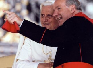 Paus Benediktus XVI dan Kardinal Christoph Schonborn.