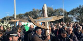 Jalan Salib di Cutro: Lima Ribuan Orang Berkumpul untuk Berdoa setelah Tragedi Migran