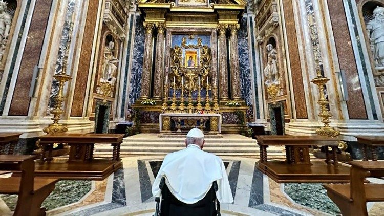 Paus Fransiskus Kembali ke Vatikan setelah Keluar dari Rumah Sakit