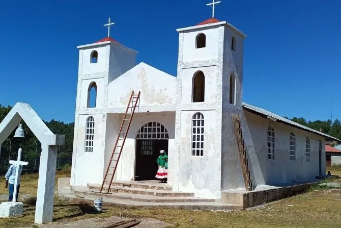 Feligreses comienzan a reparar iglesias acribilladas a balazos en México