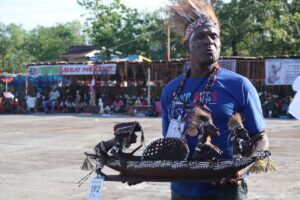 Seniman Asmat menunjukkan ukirannya di Festival Asmat Pokman 35. (HIDUP/Felicia Permata Hanggu)