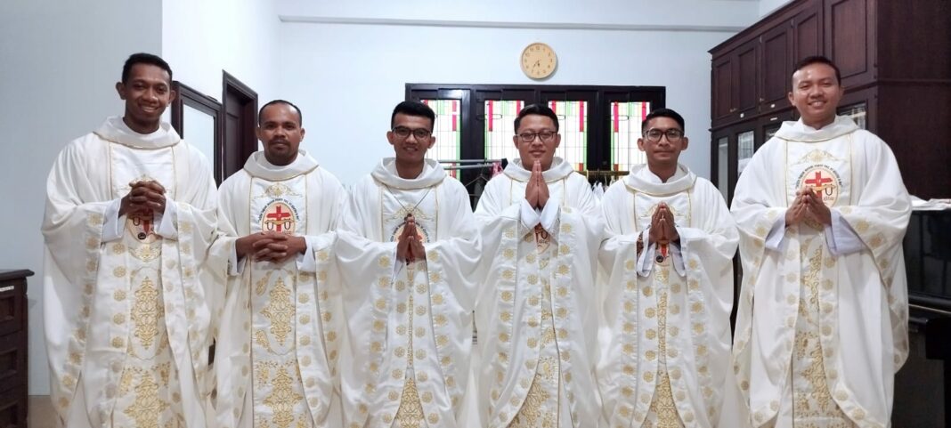 Ki-Ka: Romo Basilius, Romo Herman, Romo Fery SCJ, Romo Bayu, Romo Lisdiyanto SCJ, dan Romo Hoper SCJ, saat misa perdana di Seminari. (Foto: Aloysius Kristiawan)