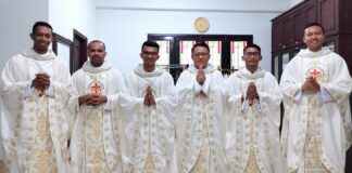 Ki-Ka: Romo Basilius, Romo Herman, Romo Fery SCJ, Romo Bayu, Romo Lisdiyanto SCJ, dan Romo Hoper SCJ, saat misa perdana di Seminari. (Foto: Aloysius Kristiawan)