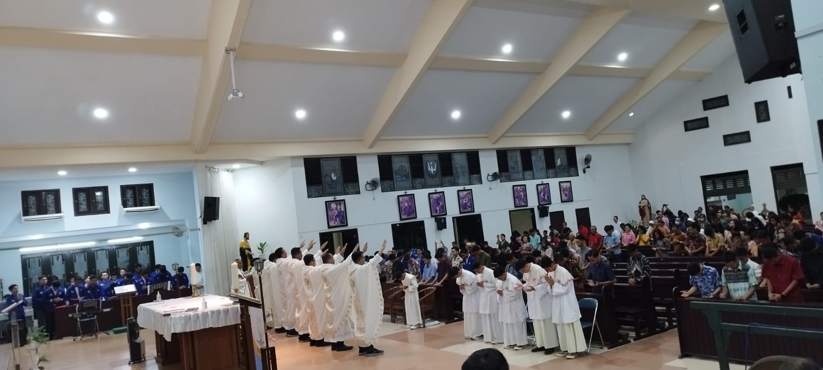 Berkat perdana imam baru bagi keluarga besar Seminari St. Paulus Palembang. (Foto: Aloysius Kristiawan)