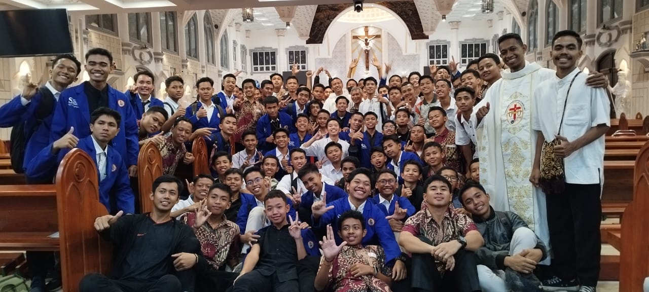 Ungkapan bahagia dan sukacita seminaris bersama Romo Basilius dan Romo Hoper, SCJ sesaat setelah Misa Tahbisan Imam di Katedral St. Maria Palembang (Foto: Titus Jatra Kelana)