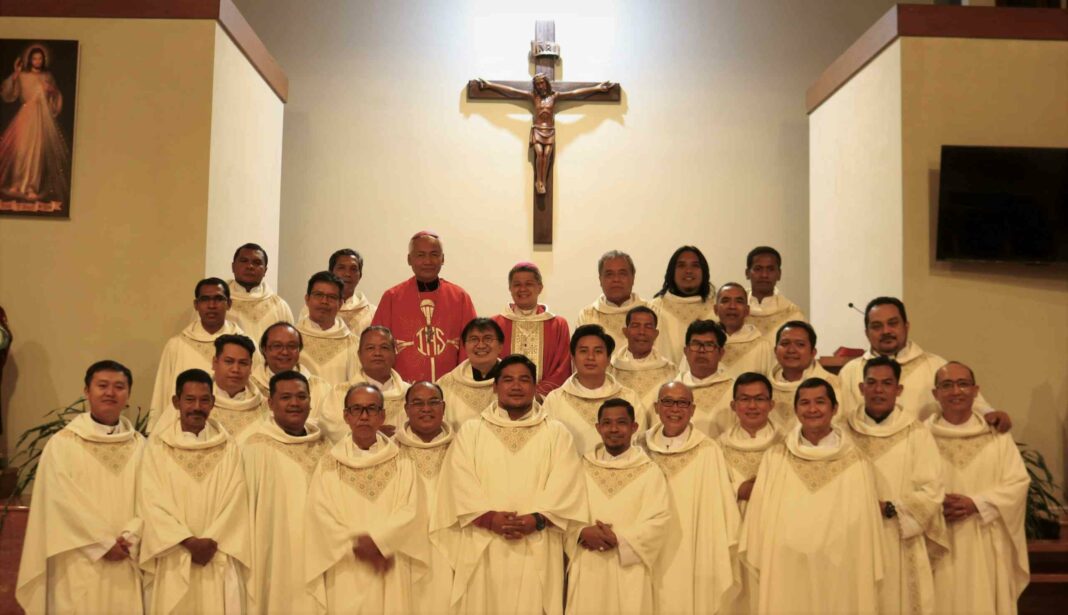 Para imam peserta retret tahunan berfoto bersama Mgr. Pius Riana, Uskup Ketapang dan Mgr. Antonius Bunjamin Uskup Bandung.