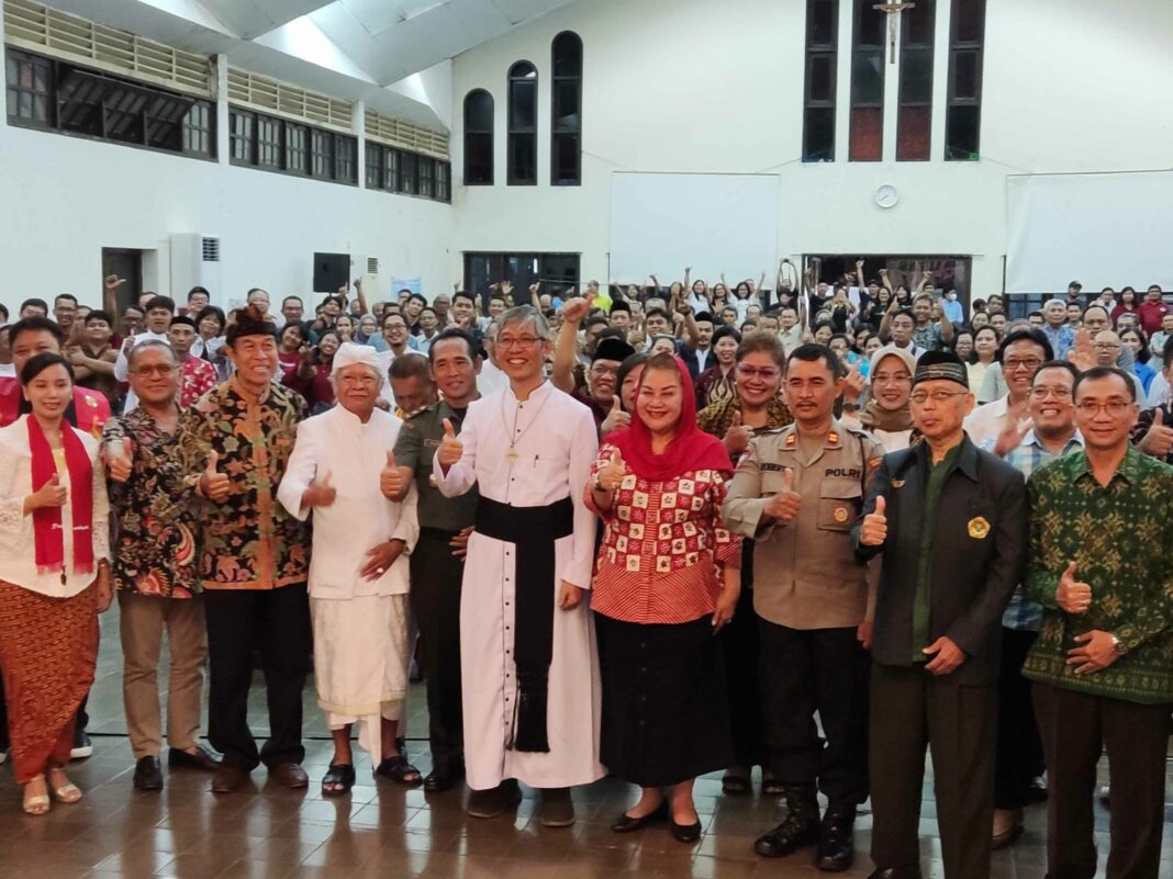 Romo Vikep Semarang bersama Walikota dan pemuka agama, pejabat pemerintah berfoto bersama pesertaR