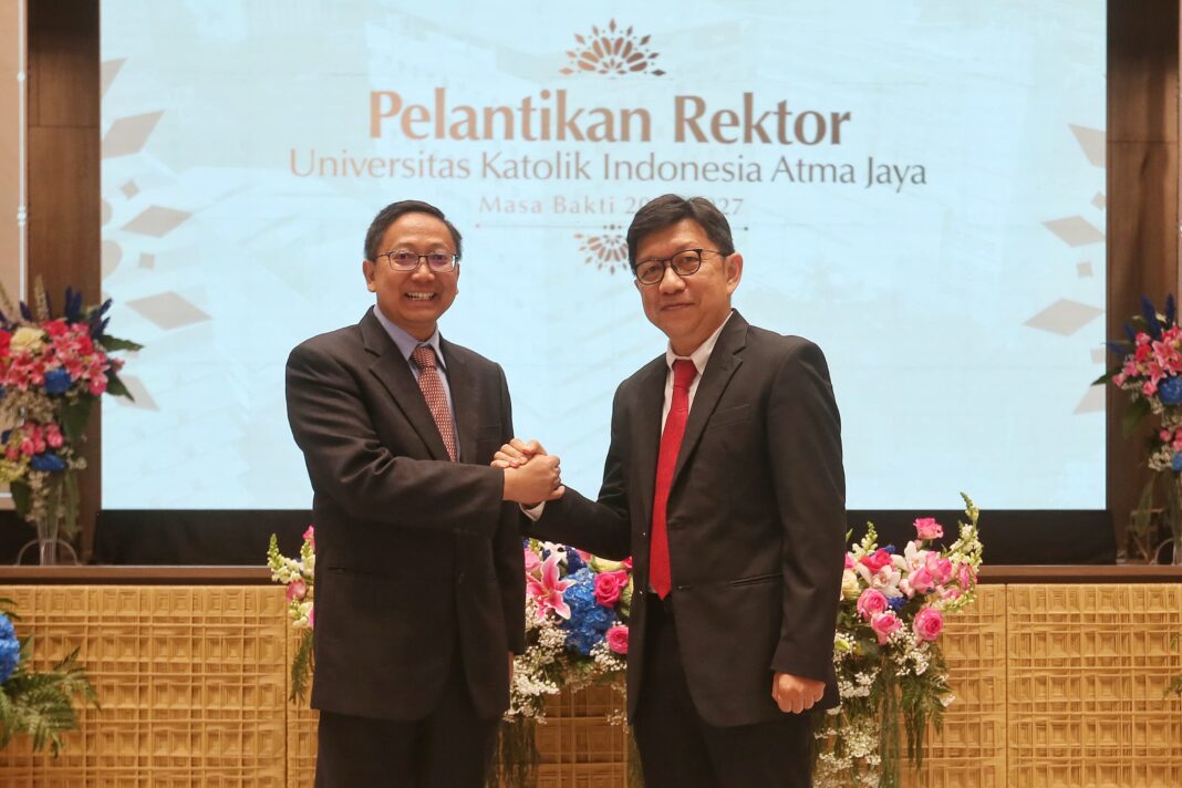 Rektor Atma Jaya1 Yuda Taruna (kanan) dan Agustinus Prasetyantoko.