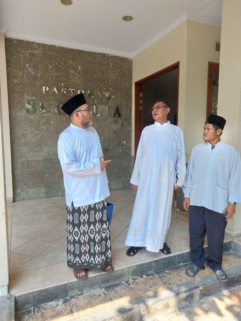 Kisah Pastor dan Kiai Rangkul-rangkulan | HIDUPKATOLIK.com
