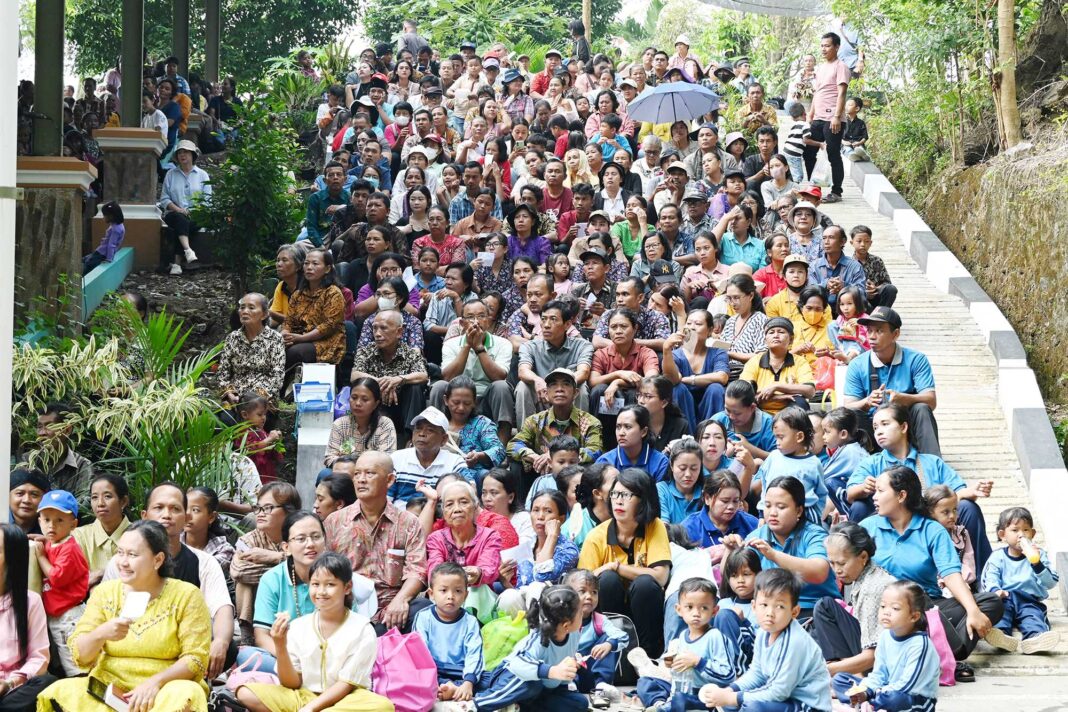 Berduyun-duyun umat mengikuti Perayaan Ekaristi Penutupan Bulan Maria di Pajar Mataram (2)