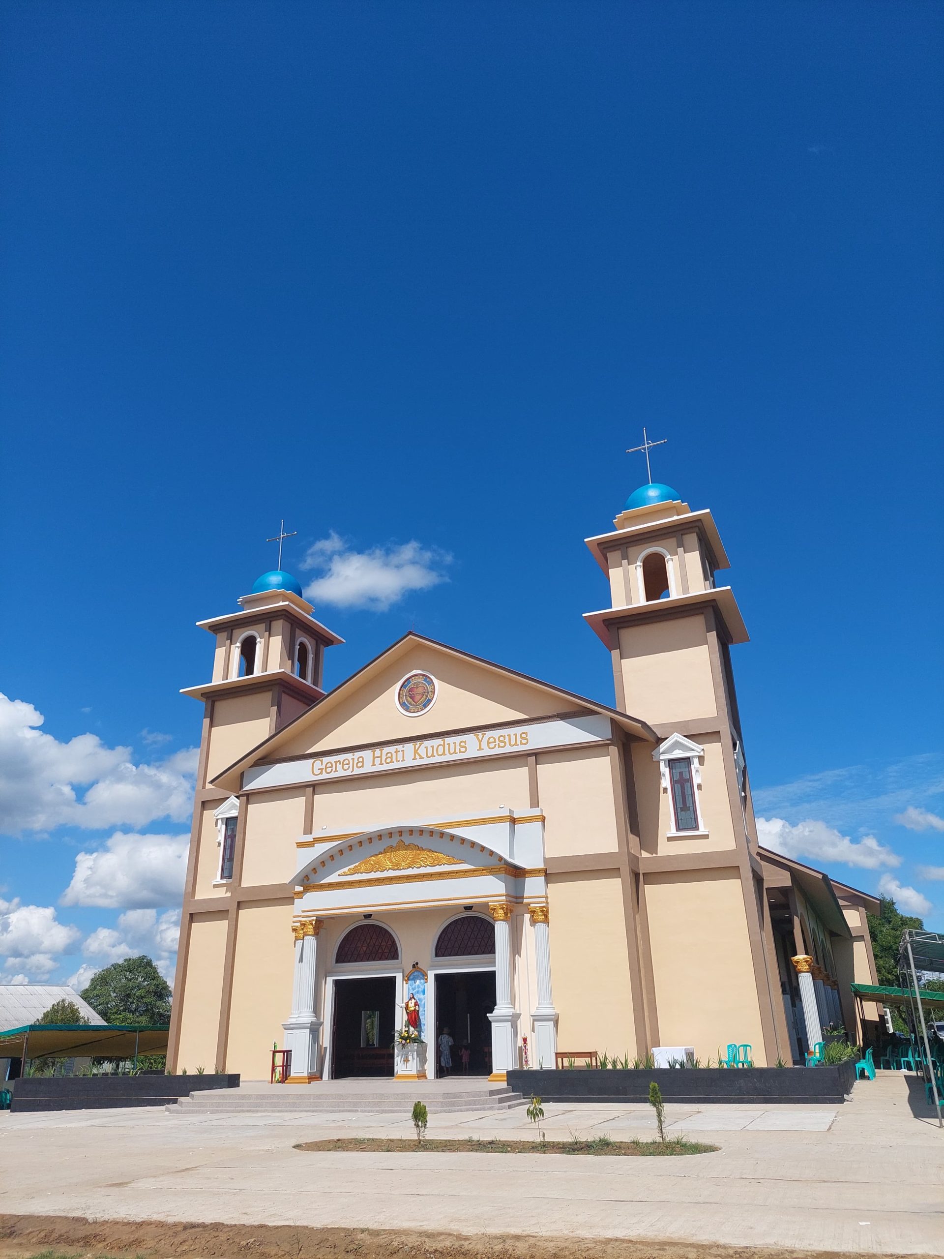 Uskup Sanggau Resmikan Gereja Baru: Hati Kudus Yesus, Paroki Rawak ...