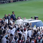 Sehari di GBK Menanti Papa Francesco: “Hanya Melihat dari Jauh pun, Aku Sudah seperti Melihat Yesus”