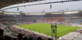 Mencecap Kesederhanaan dan Keheningan di Stadion Bola