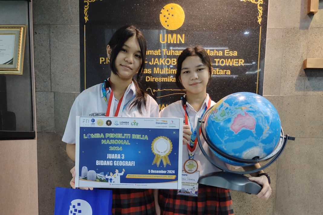 Lomba-Maria Vanessa Setiawan & Sofie Christabel, siswi SMP Sint Carolus Tarakanita Bengkulu. Juara 3 bidang Geografi Lomba Peeliti Belia Nasional 2024.