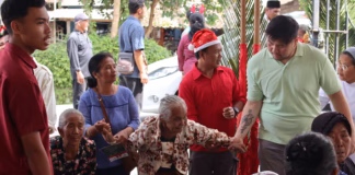 Dua orang warga lansia digandeng menuju kursi acara makan bersama "Be The Gift 2024" | Dok.Panitia