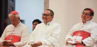 (Tengah) Uskup Terpilih Surabaya, Mgr. Agustinus Tri Budi Utomo (Dok. Panitia)