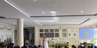 Pastor Cornelius Triwidya Tjahja Utama, Kepala Paroki Hati Kudus Yesus, Katedral Surabaya memimpin Misa.