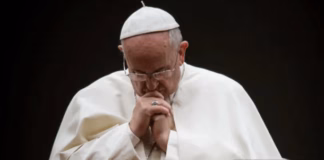 Paus Fransiskus tengah berdoa