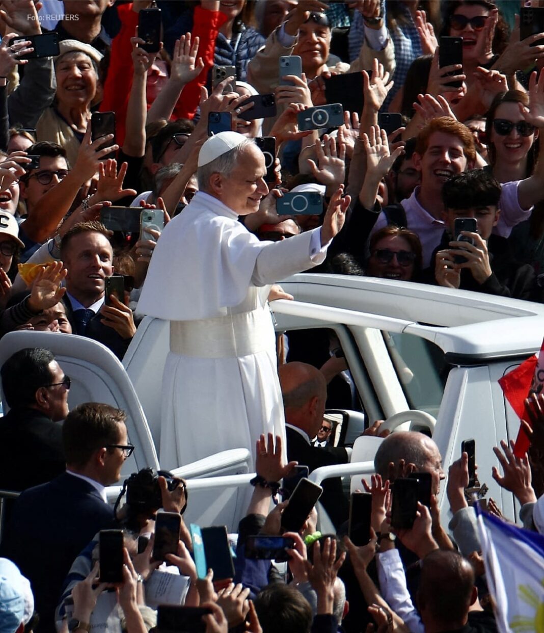 Paus Leo XIV menggunakan mobil kepsausan menyapa umat di Lapangan Basilika Santo Petrus sebelum inaugurasinya pada hari Minggu, 18 Mei 2025