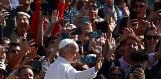 Paus Leo XIV menggunakan mobil kepsausan menyapa umat di Lapangan Basilika Santo Petrus sebelum inaugurasinya pada hari Minggu, 18 Mei 2025