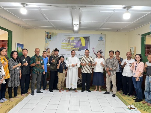 Foto bersama setelah Misa (1) (1)