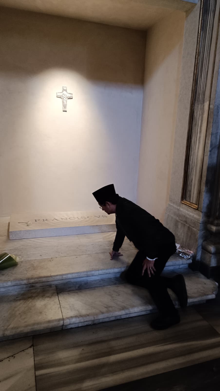 Di Makam Fransiskus1