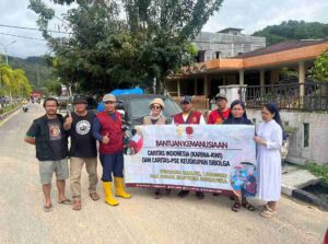Beberapa personel di pos layanan jaringan Caritas Indonesia untuk penyintas banjir di Sibolga| Dok. Caritas Indonesia