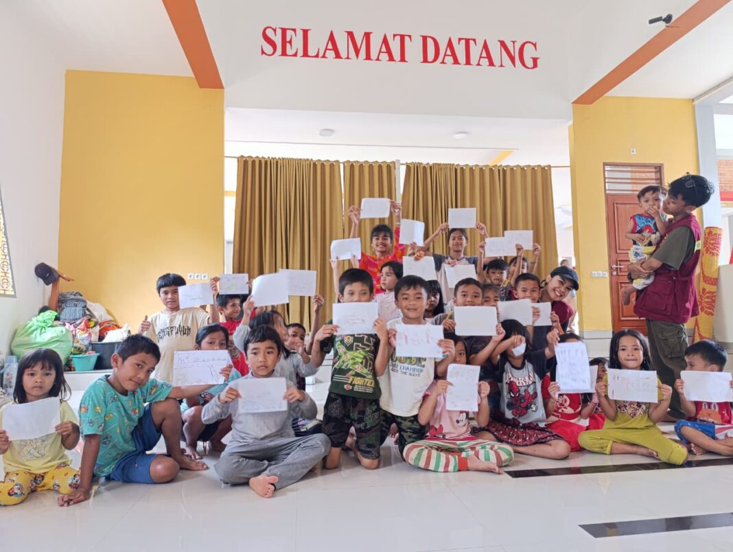 Foto-Pendampingan psikososial bagi anak-anak terdampak banjir di i pengungsian Biara Hamente, Desa Lubuk Ampolu, Kecamatan Badiri, Kabupaten Tapanuli Tengah._3_11zon Foto-Pendampingan psikososial bagi anak-anak terdampak banjir di i pengungsian Biara Hamente, Desa Lubuk Ampolu, Kecamatan Badiri, Kabupaten Tapanuli Tengah| Dok. Caritas Indonesia