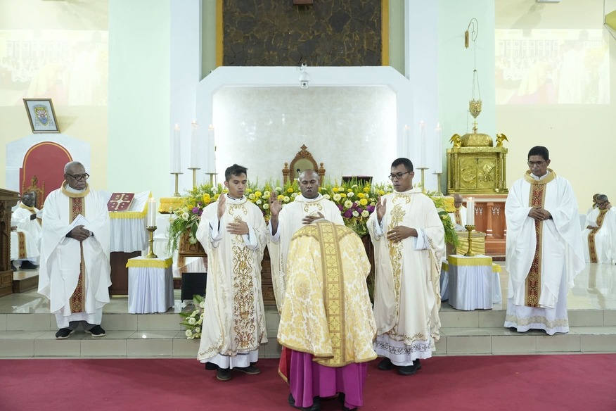 Pesan Uskup Agung Merauke, Mgr. P.C. Mandagi, MSC pada Tahbiskan Tiga Imam di Merauke: Agar Para Imam Tidak Bersikap “Kepala Batu”