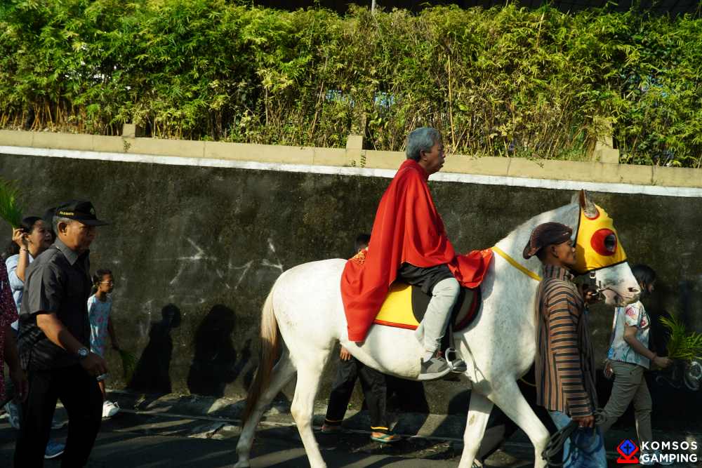 Pastor paroki menaiki kuda.