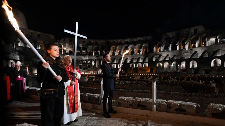 Paus Leo XIV Membawa Salib dalam Via Crucis di Koloseum di Roma
