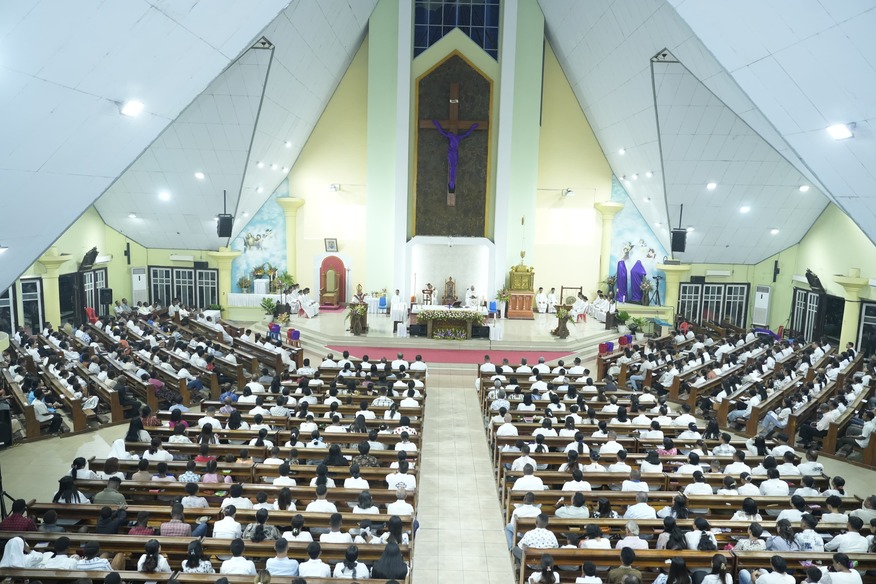 MISA KAMIS PUTIH,USKUP MANDAGI: CINTA KASIH MENEMBUS BATAS