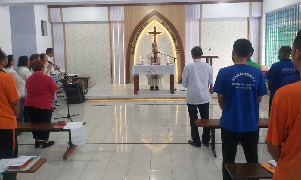 Warga Binaan Kristiani Membarui Janji Baptis Saat Misa Paskah di Rutan