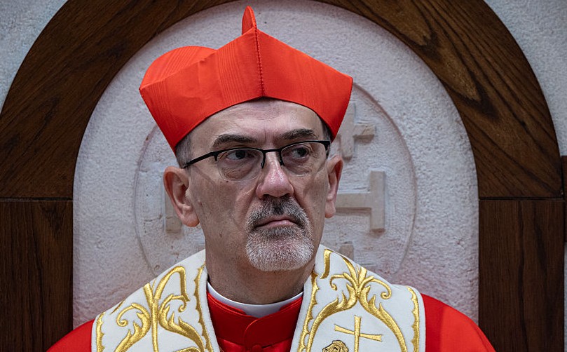 Para Uskup di Tanah Suci Mengeluarkan “Kecaman Tanpa Syarat” terhadap Sebuah Foto yang Menunjukkan Seorang Tentara Israel  Menghancurkan Patung Yesus di Lebanon