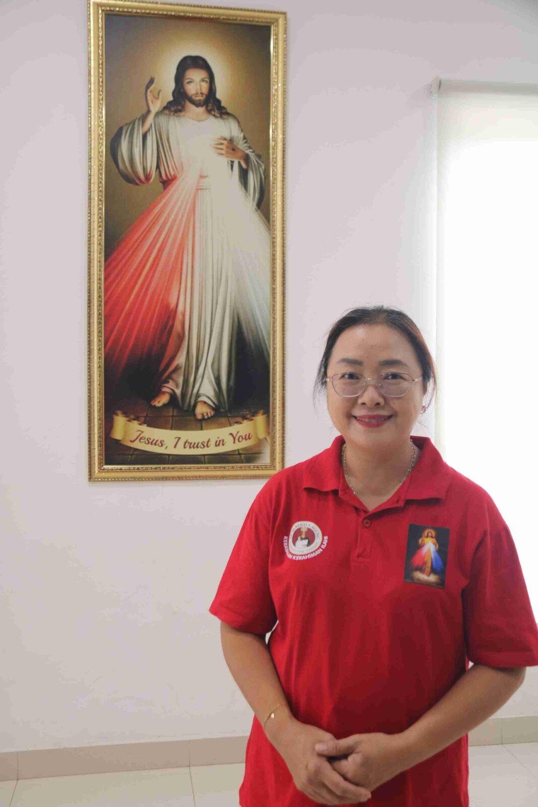 Hyacinta Fifian Gunawan di hadapan Lukisan Kerahiman Ilahi/ HIDUP/Felicia Permata Hanggu