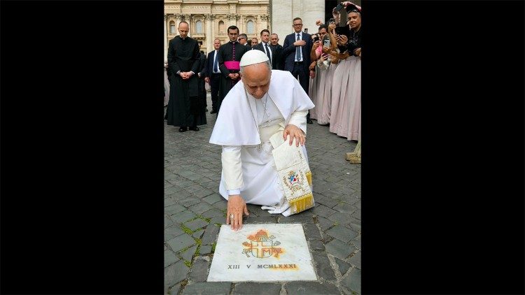 Paus Leo XIV Berdoa di Tempat Santo Yohanes Paulus II Ditembak