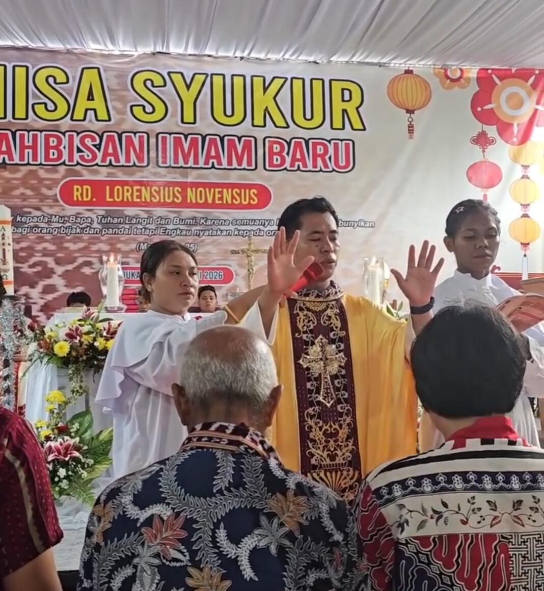 Ribuan Umat Hadiri Misa Syukur Tahbisan Imam Baru, Pastor Lorensius Novensus