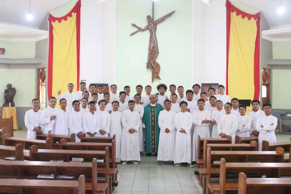 Pastor Yosef Keladu SVD bersama para Frater tingkat IV Seminari Tinggi St. Paulus Ledalero