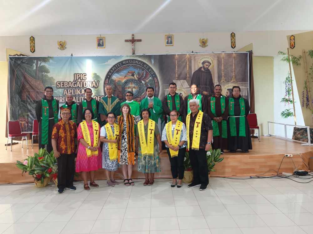 Dewan Nasional OFS Indonesia yang baru, berfoto bersama Delegatus CIOFS, Dina Shabalina dan para Pastor pada Minggu 12 Juli 2026.