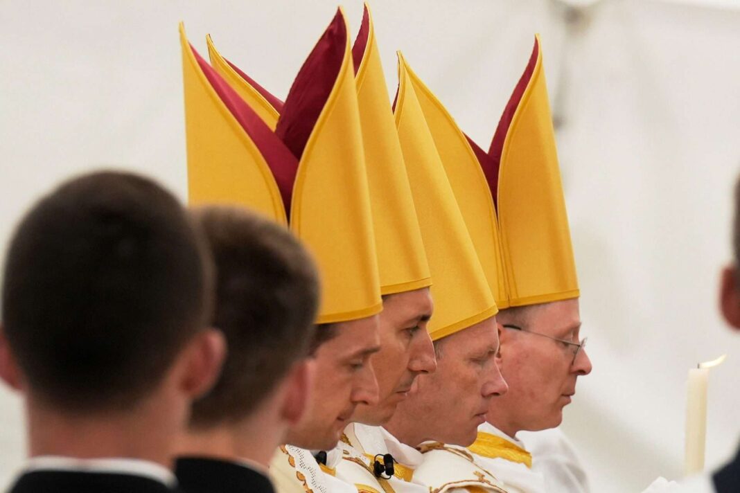 Vatikan Mengambil Tindakan Tegas terhadap Penahbisan Empat Uskup SSPX dan Uskup Penahbis Utama/Uskup Pendamping