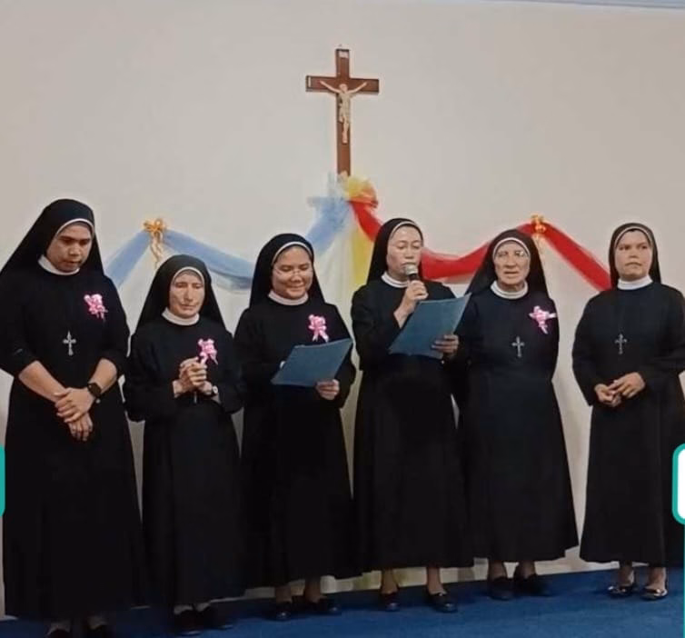 Madre Maria Juna Futolan (megang mic) memberikan kata sambutannya bersama pimpinan tarekat lainnya.